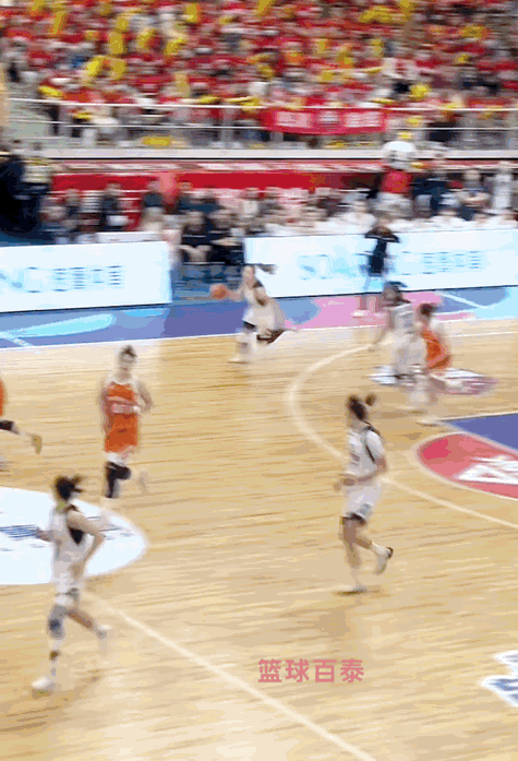 女子篮球能这样打球的，李梦是唯一一位！
把黄思静打得一点脾气没有，甚至有点慌