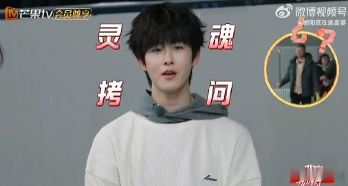 余承恩田嘉瑞逮着一个叔叔薅我家那小子 田嘉瑞和余承恩这哥俩儿是来搞笑的吗？街头挑