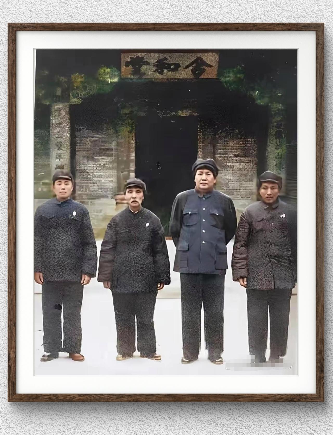 1951年国庆前夕，毛主席和儿时的玩伴一起合影。
毛主席始终没有忘记这份情谊，邀