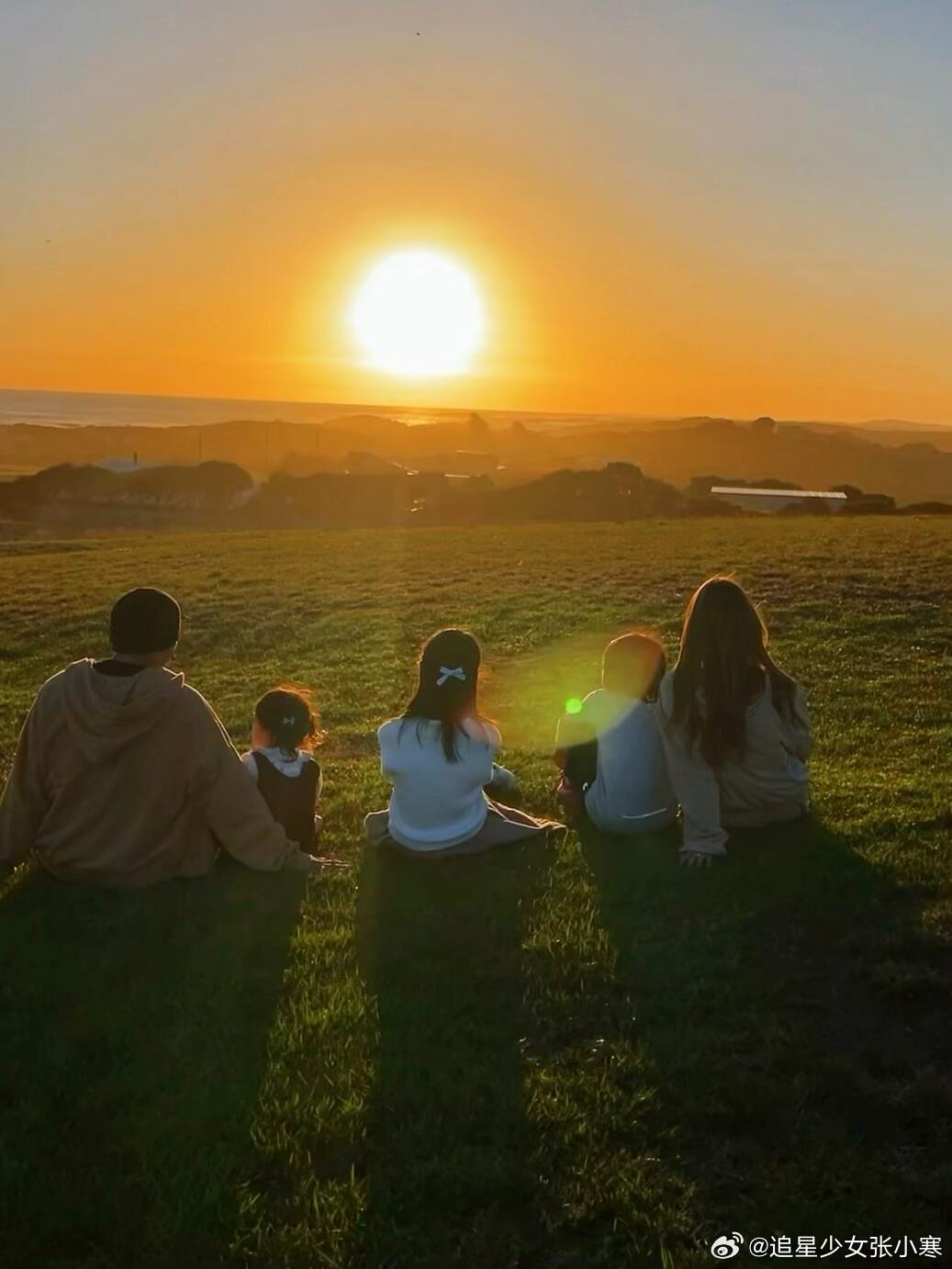 周杰伦昆凌一家五口背影照周杰伦昆凌一家五口看日落昆凌的plog看得人心里软软的，