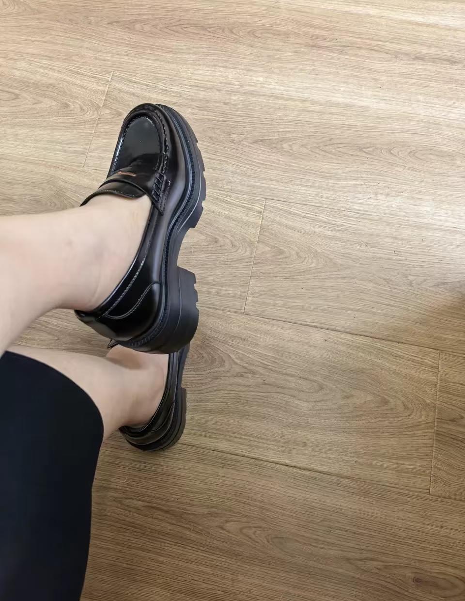 《论厚底鞋的百搭性》
乐福鞋不磨脚 外出穿的鞋子 我的小皮鞋 厚底小皮鞋 亮面小