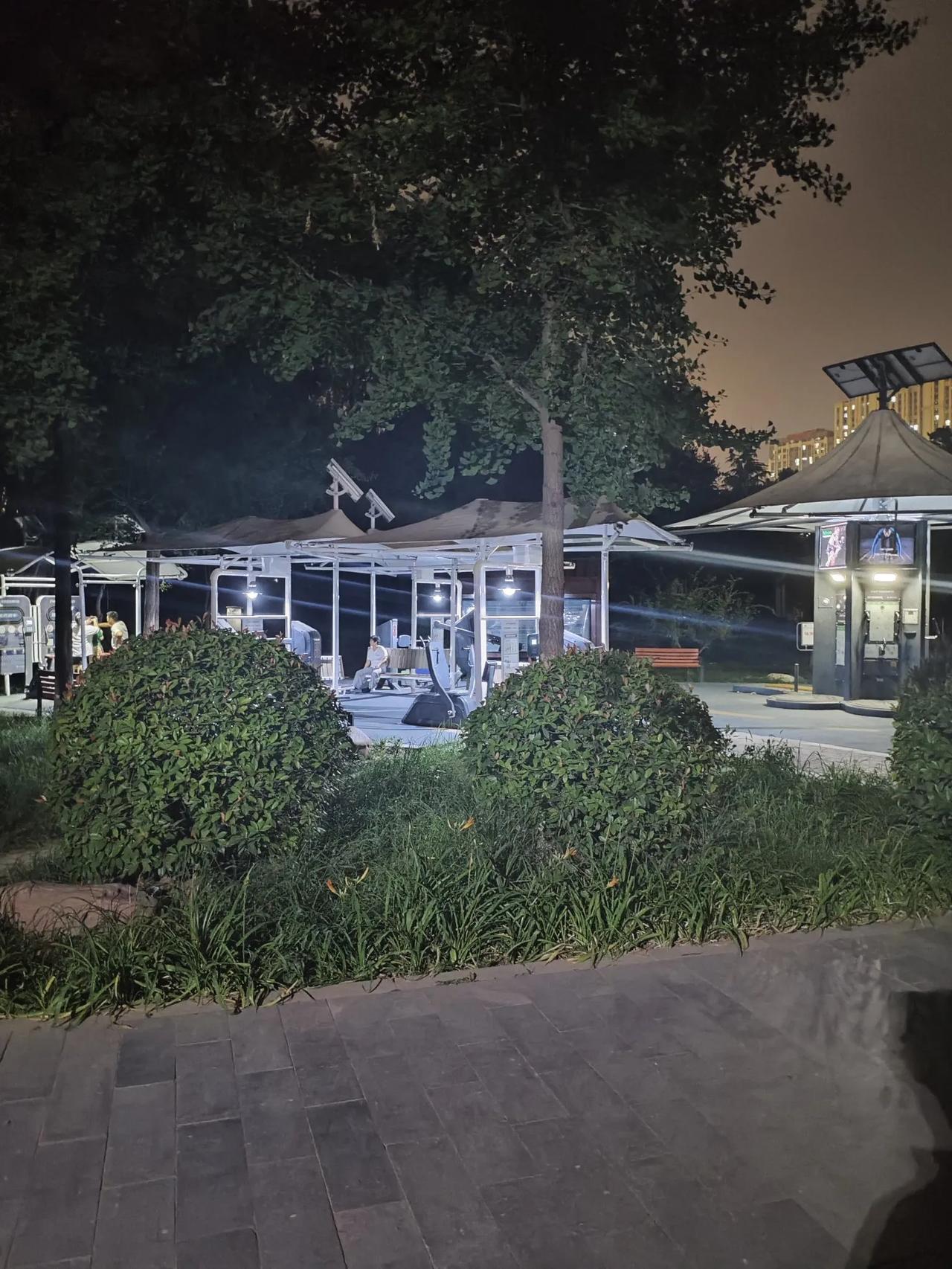 在东环公园，跑完步压腿的时候，看到长椅上一个女孩坐那哭，哭的稀里哗啦的，可伤心了