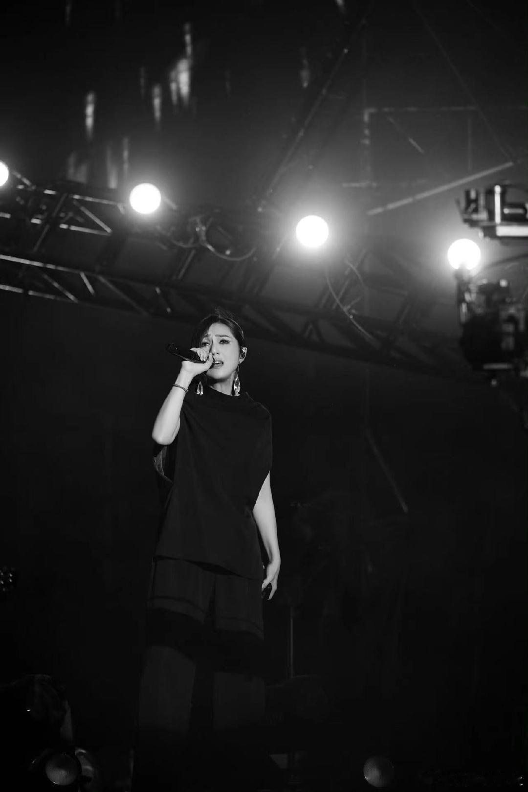 杨千嬅常州音乐节造型🈶，[送花花]又是一场视觉盛宴，台上活力四射，台下姐怎么还