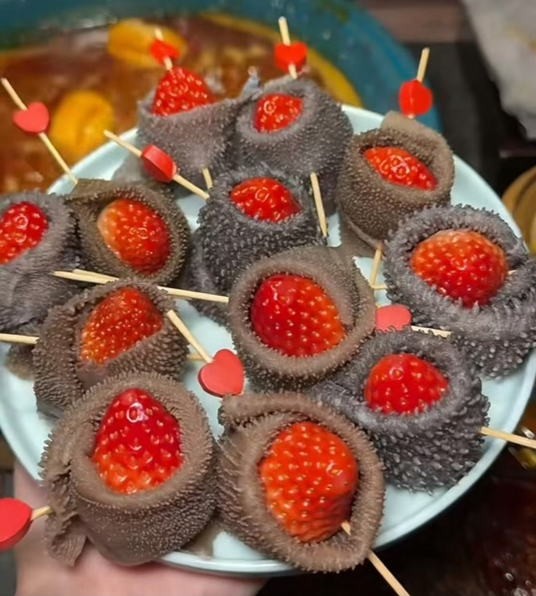 给你们看一个比草莓剥皮 更邪门的吃法，草莓毛肚，有没有人真这么吃过？ 