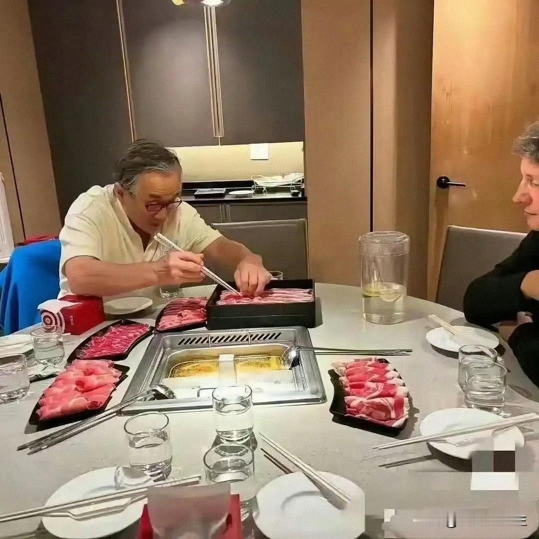 71岁成龙温哥华吃火锅被拍，
手抖得夹菜都费劲。
这个拍戏骨折几十次的男人，
如