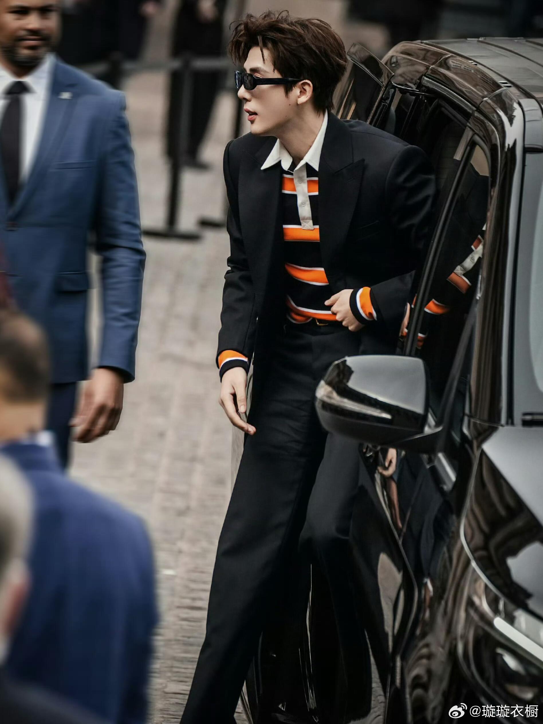 王安宇巴黎看秀造型曝光，老钱风混搭雅痞气质，简约穿搭高级感拉满！ 