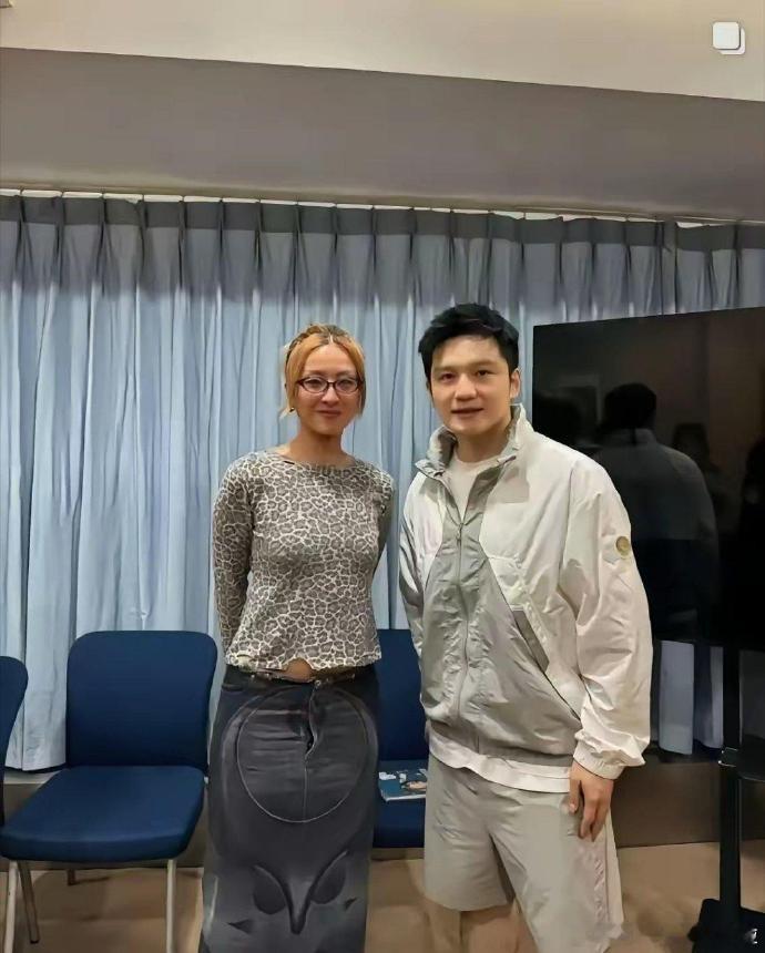 毫不夸张，这条裙子我看了三遍直到现在我还是怀疑她是不是穿反了