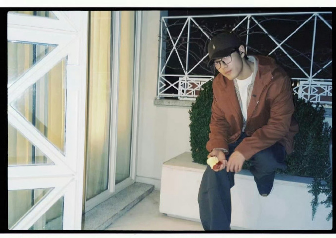 肖战看秀顶级待遇肖战品牌方好宠啊 肖战品牌方好宠啊，肖战看秀顶级待遇，是提前安排