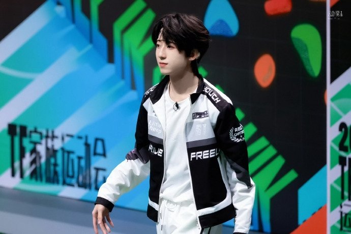 杨博文杨百万闪亮出场舞台表现力稳居前列，利落舞姿尽显实力，断层主舞的水准永远让人