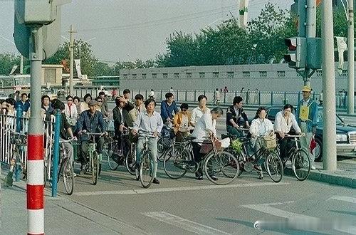 老照片  九十年代北京街头老照片 那时候人一般骑永久、凤凰、飞鸽等国产自行车品牌