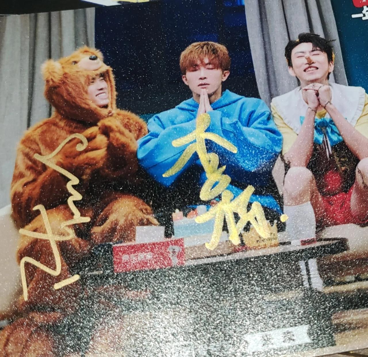 还有一个很微妙的萌点
李栋因为是俩字儿所以能在自己身上签下
结果照片明明还有空但