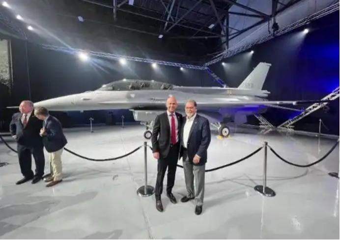 美国洛克希德·马丁公司突然宣布了：为台湾地区生产的首架F16V在南卡格林维尔完