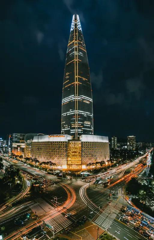 今非昔比，韩国的发展的确面临着诸多限制。它地理位置欠佳，土地贫瘠，总面积仅约10