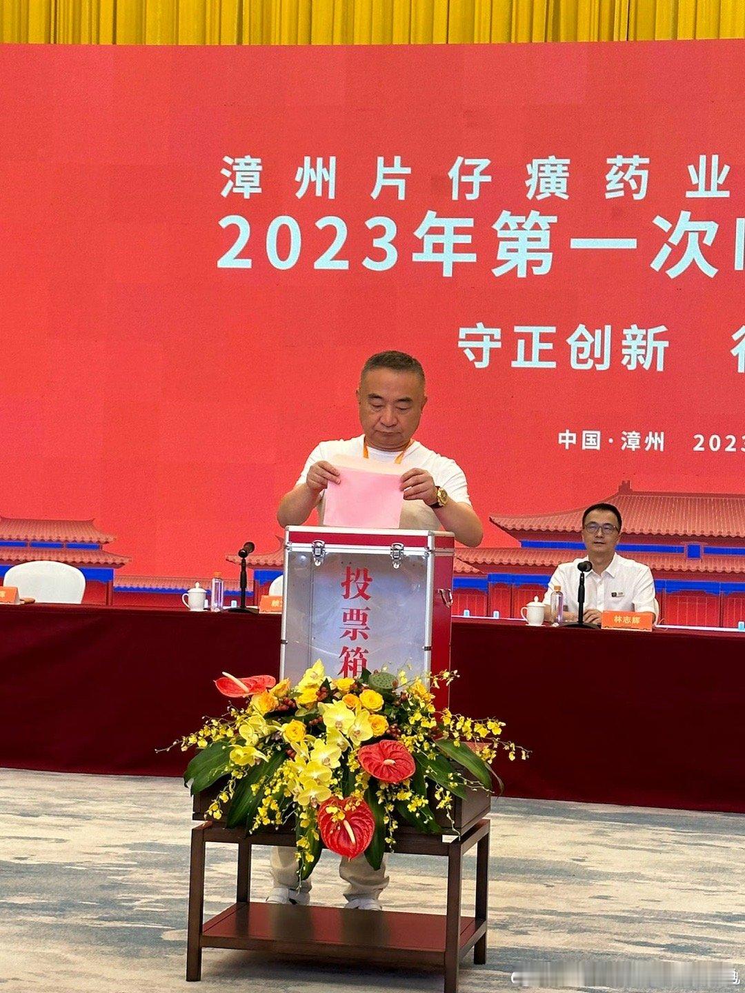 多向富人学习，尽量远离穷人。一个人没病没灾，过了40岁如果还保持贫穷，那么此人的