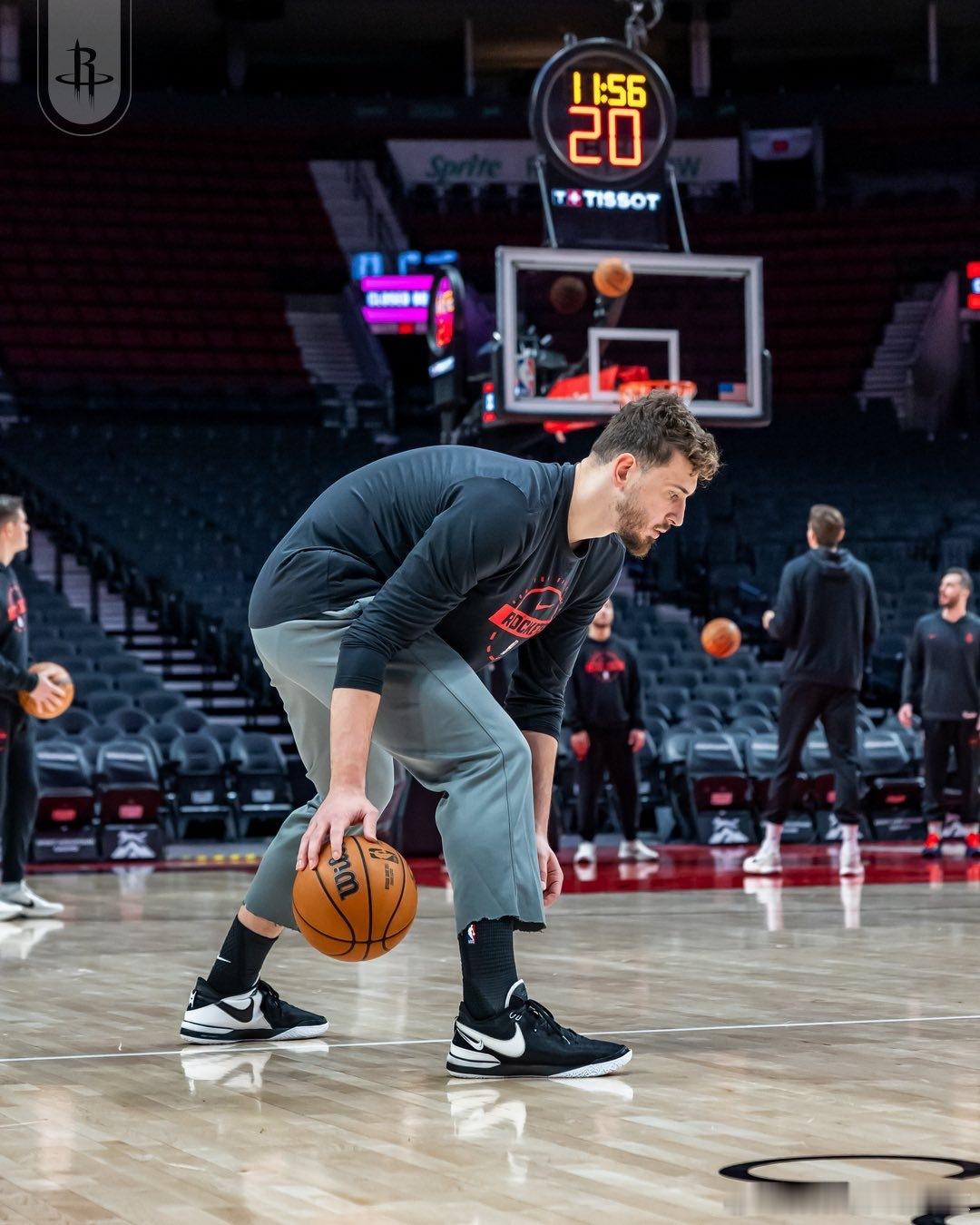 申京已随火箭队前往客场之旅。这是个积极的信号，表明他的脚踝肿胀已经消退，能够乘坐