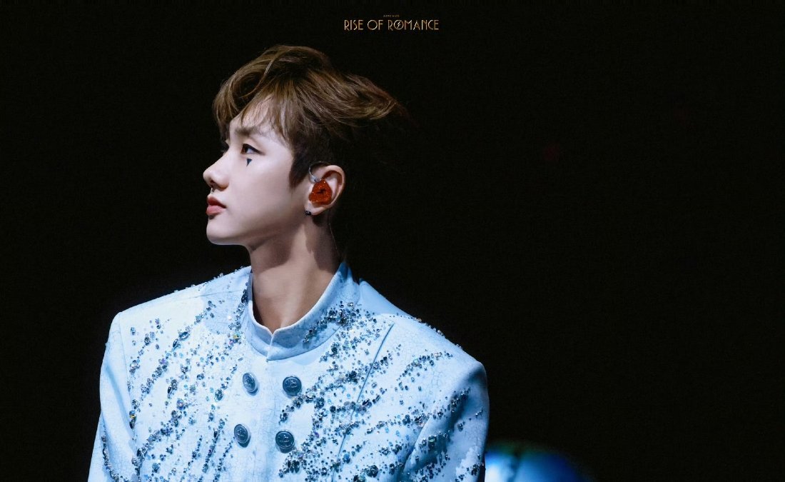 汪苏泷顶级魅魔这舞台设计真的太有感觉了汪苏泷真的是一个浪漫的疯子 