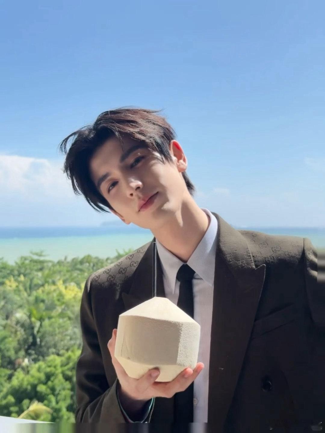 恭喜张凌赫《爱你》拿下25年🥝国际版全球热播华语剧集第一。这部剧已经是爱奇艺官