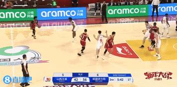 山西队似乎还没有回过味来。新疆队防投不防突，阵型扩这么大，那就多上后卫呀，什么张