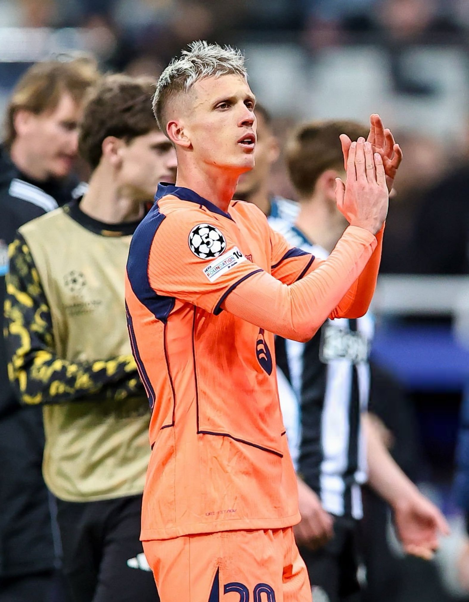 每体：奥尔莫表现稳定，这位球员参加了球队2026年的全部18场比赛。巴萨vs塞维