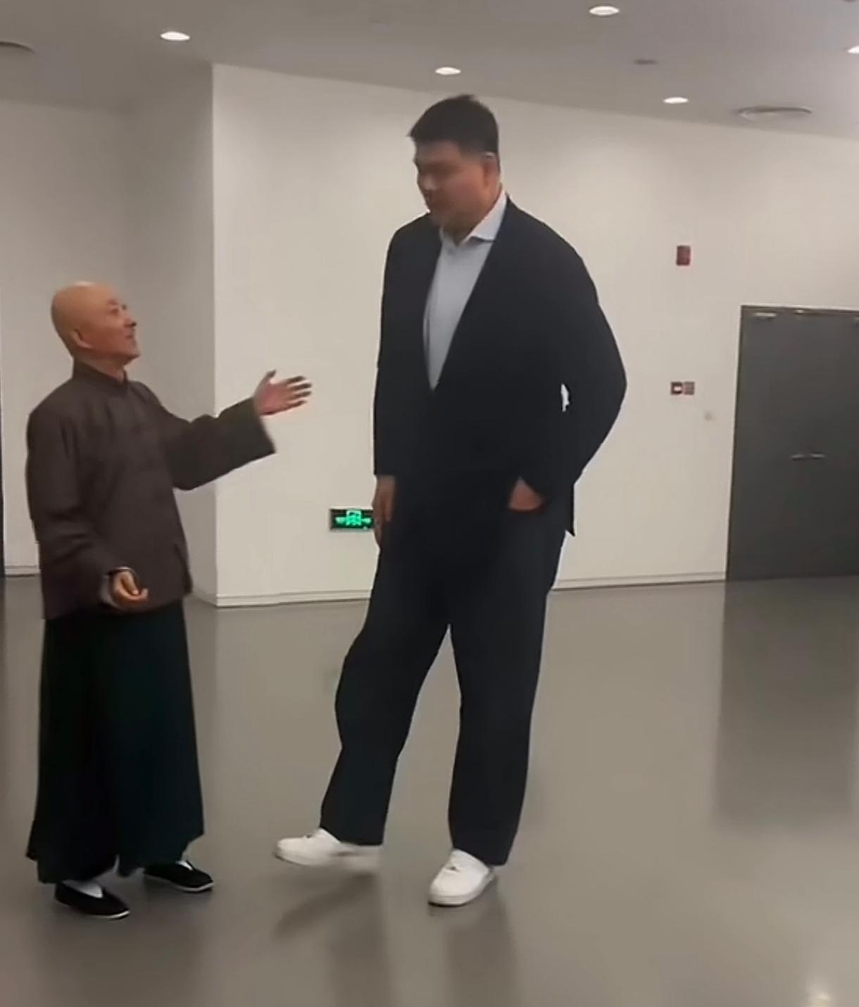 难怪姚明能当老板和领导，从他跟陈佩斯和陈佩斯的儿子合影就能看出来他的情商真高。陈