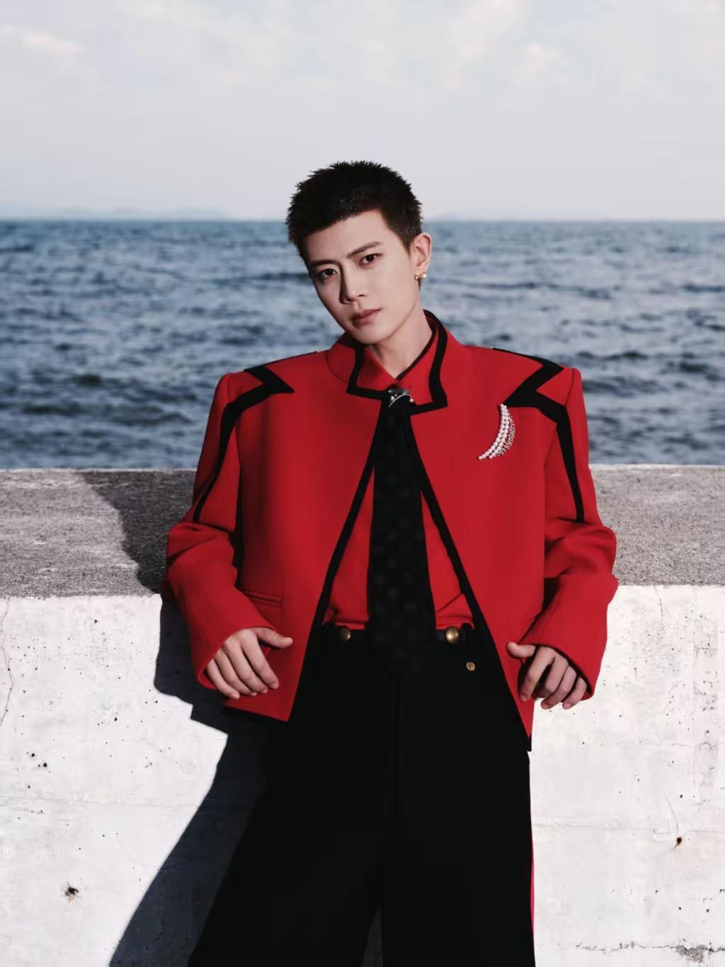 任嘉伦点燃新的年光任嘉伦跨年红装造型任嘉伦跨年红装造型，点燃新的年光，