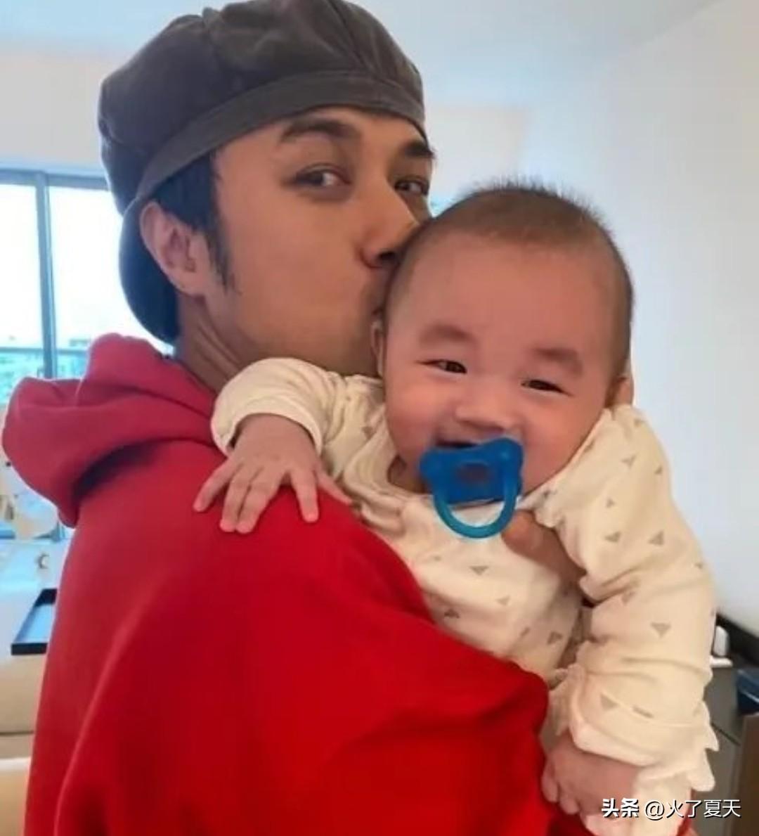 古巨基带57岁妻子游澳门！二胎刚满月就出门，这状态不像刚生完？