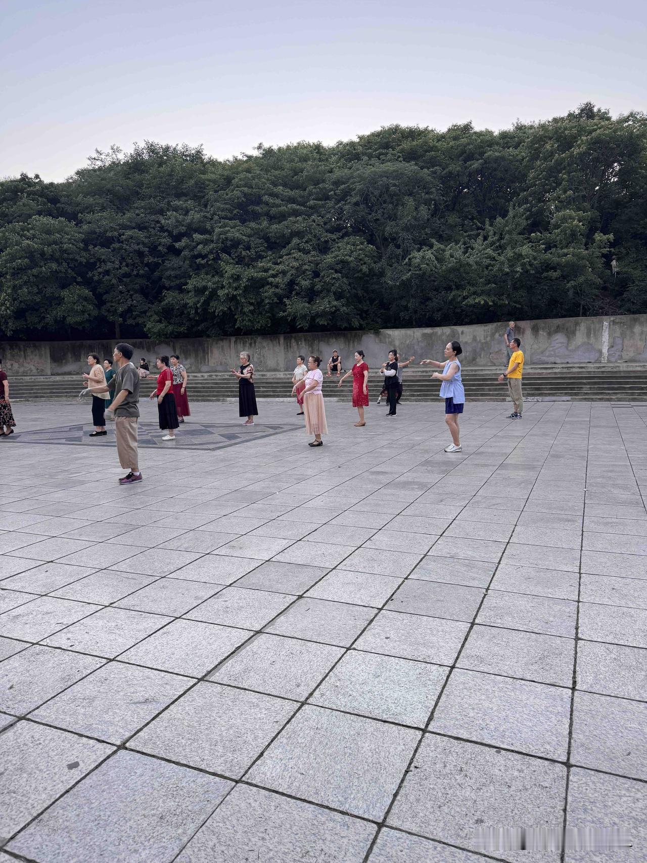 生命和钱财,哪一样重要?
六十多岁后，我才算活通透，生命永远比钱财金贵。

年轻
