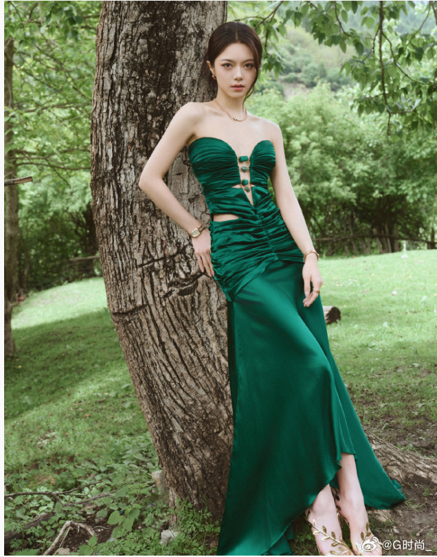 这套穿搭是赵今麦在九寨沟VOGUE盛典上的经典造型，完美诠释了“人与自然共生”的