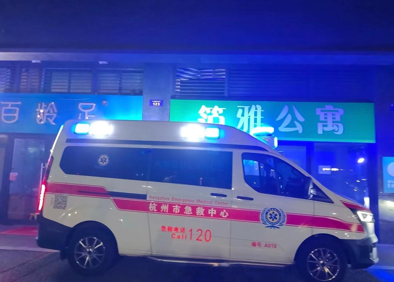 杭州东渡出啥事了？120和110都去了[doge] ​​​