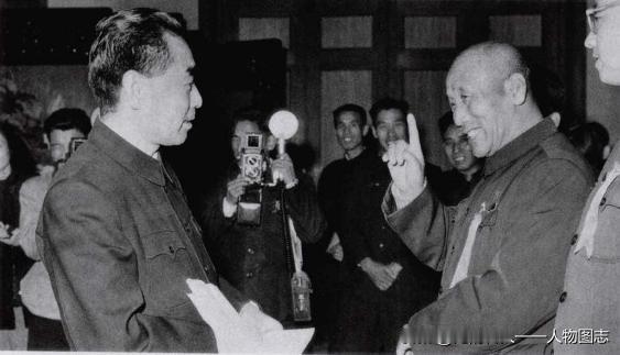 1959年11月，周恩来在北京接见全国群英大会代表时与全国劳动模范、鞍钢工人孟泰
