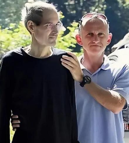 2003年，乔布斯体检时查出胰腺肿瘤。他的医生拿到活检切片后，高兴得差点哭出来。