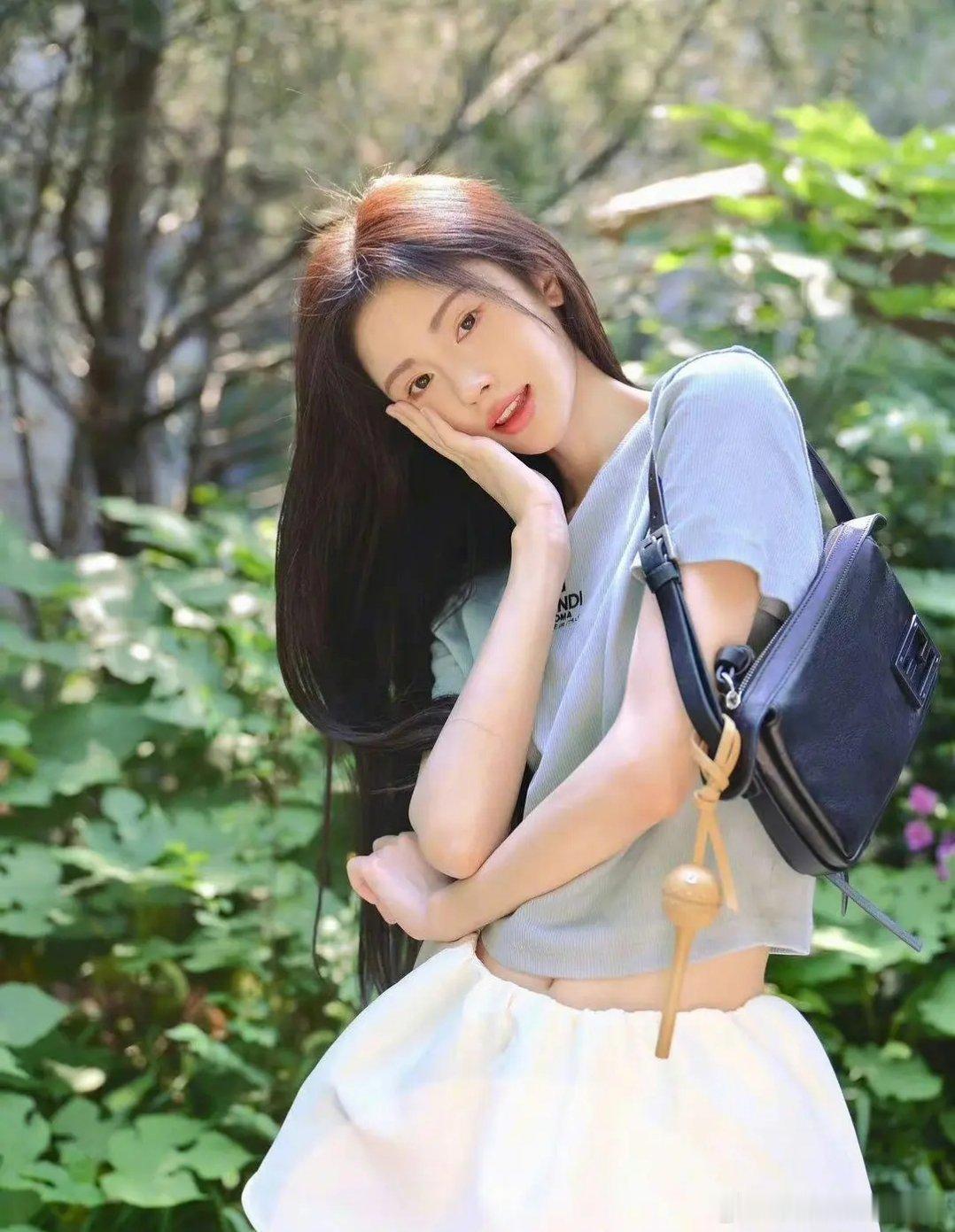 鞠婧祎最近营业是我比较喜欢的，说不出来的变化，感觉妆淡了些但又很好看。 ​​​