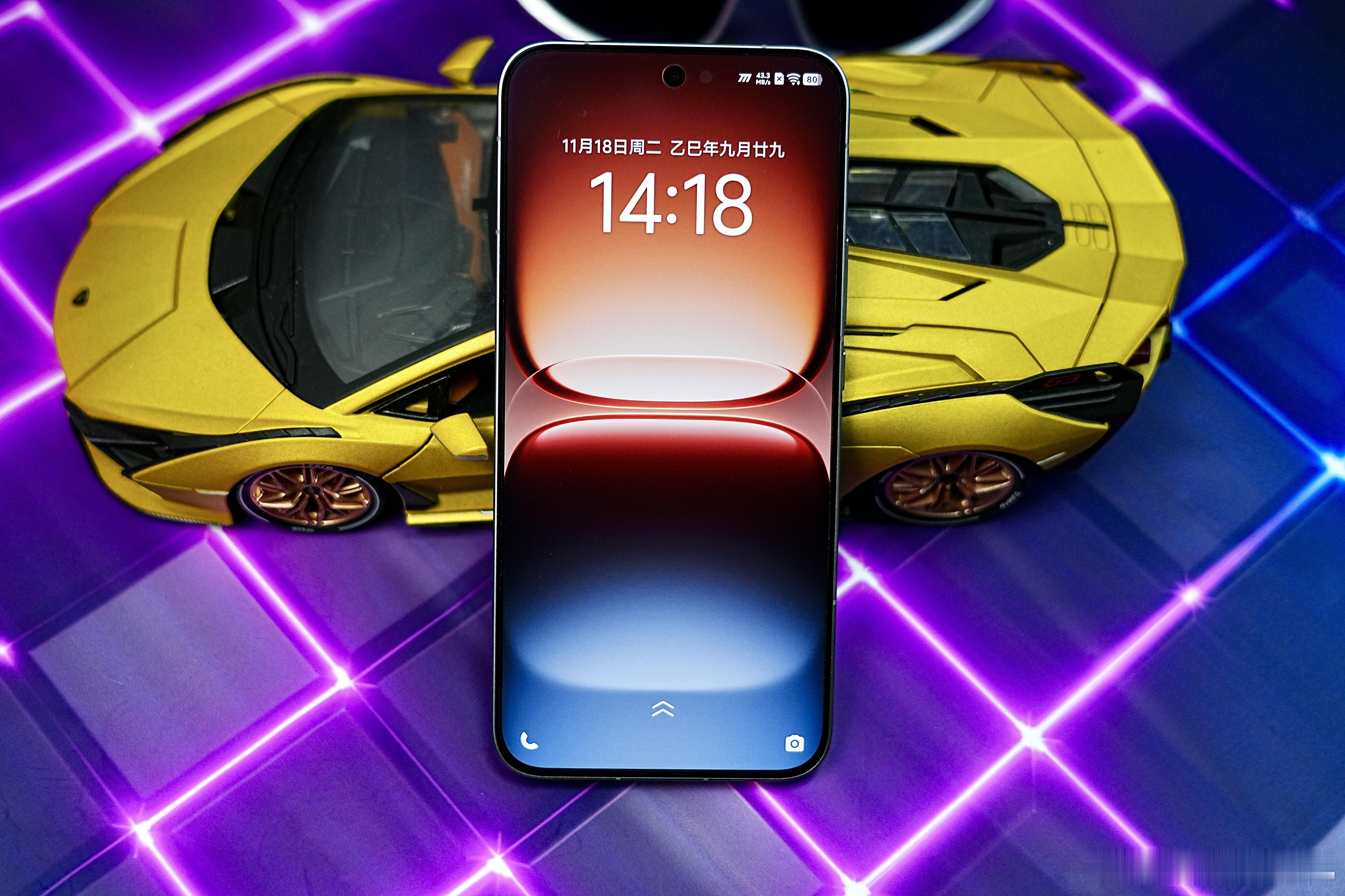 作为全能无短板的六边形战士，除了拥有顶级双芯，更有顶级的屏幕及电竞操控体验，潜望