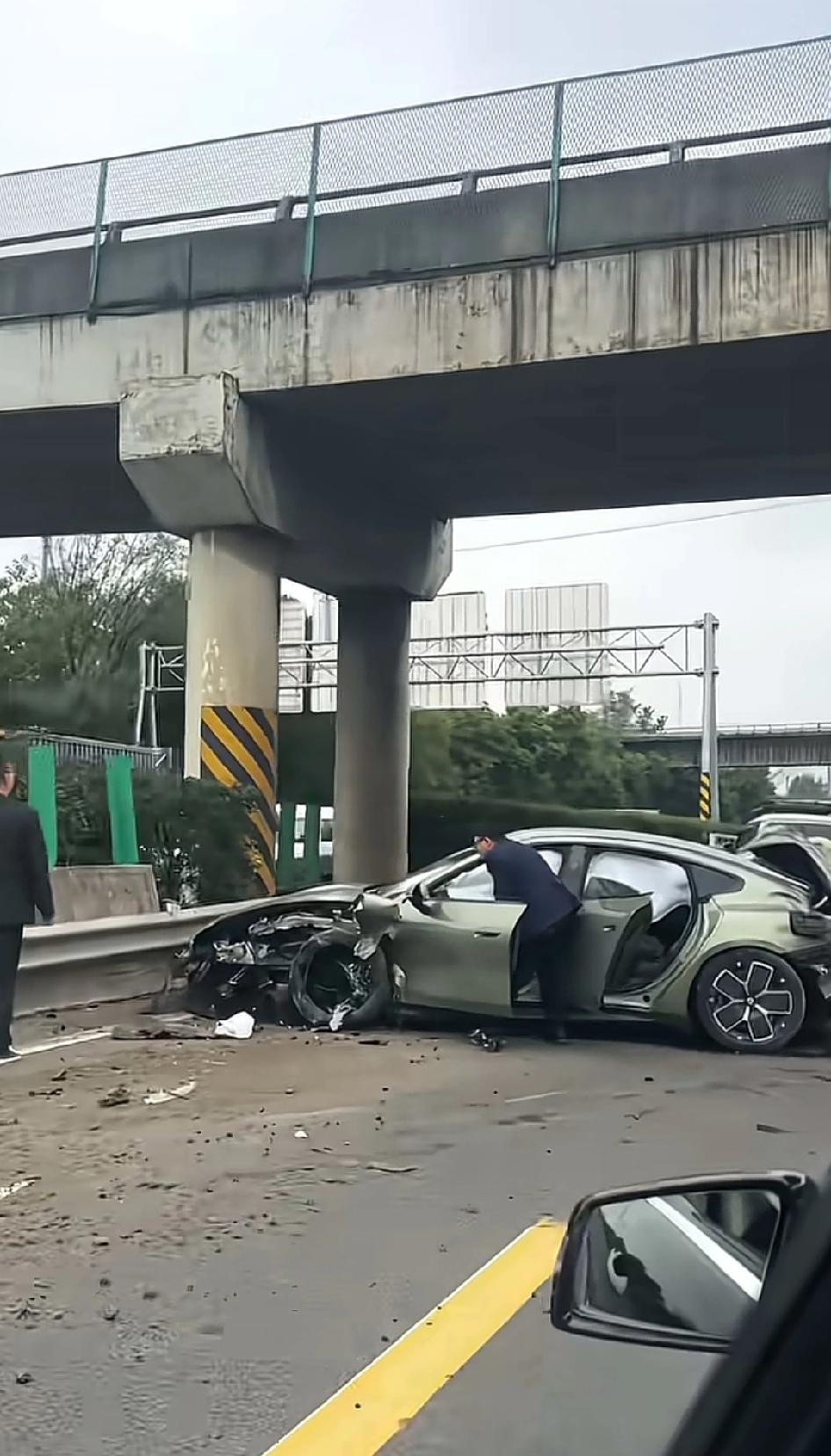 这个车是咋回事？怎么撞成一包渣了，到底是人的问题还是车本身的问题，怎么最近刷到好