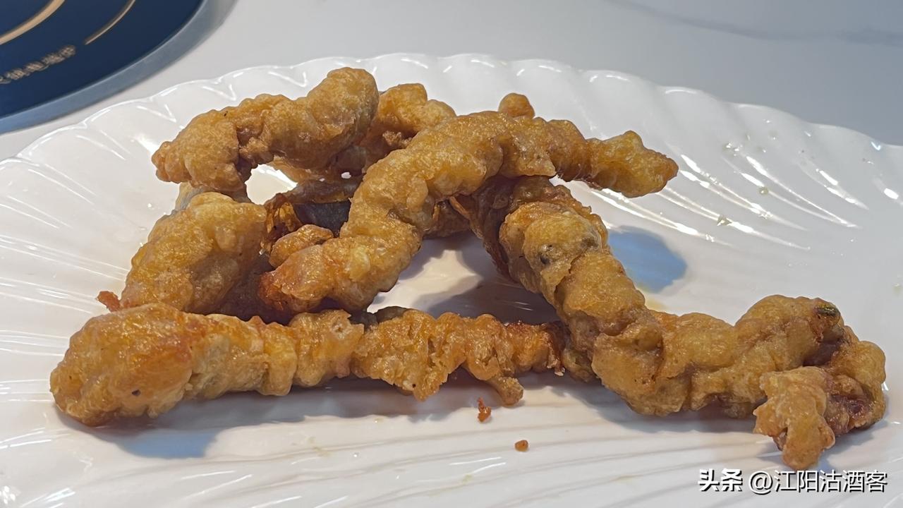 一份小酥肉，一盘鱼香肉丝，一盘烧椒油渣，平平无奇的三样菜，除了鱼香肉丝名气在四川