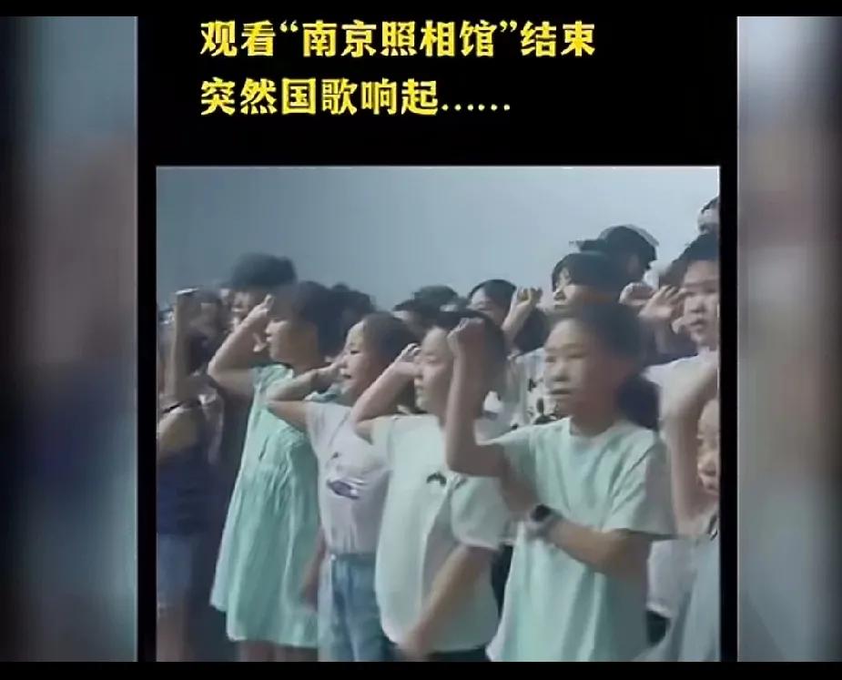 当你去电影院，带着自己的孩子去看《南京照相馆》的时候，
当那些稚嫩的脸庞，由当初