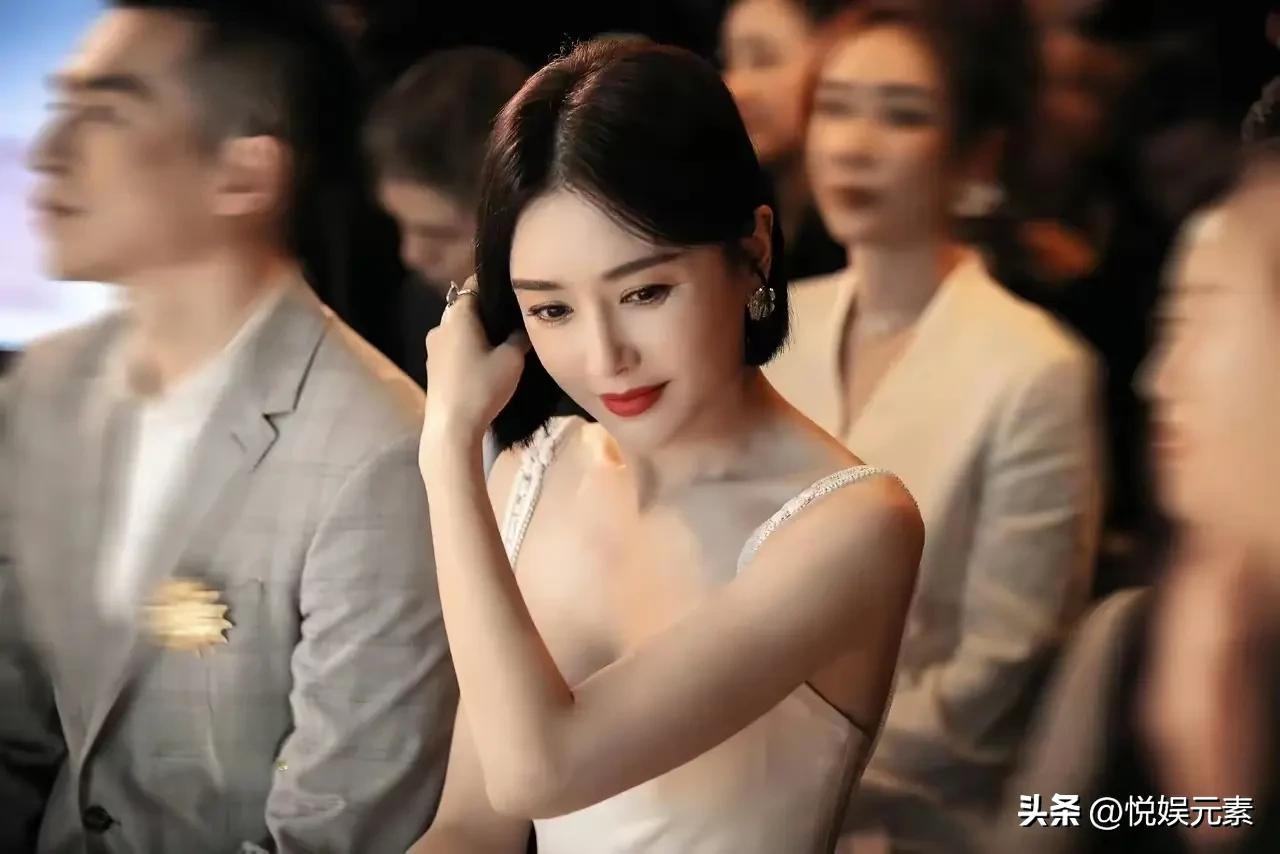 琼瑶阿姨曾经评价秦岚，她的一滴泪就是天上一颗星。你想想琼瑶眼光多绝啊，能给出这么