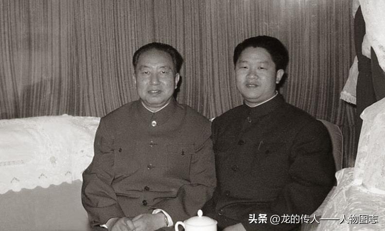 1978年5月，华国锋出访朝鲜民主主义人民共和国，和曹万贵在专列车厢里合影。