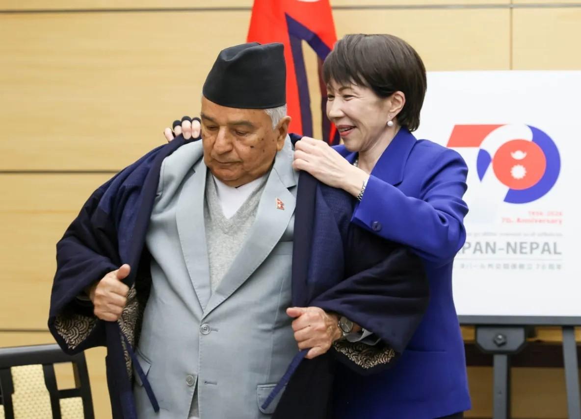 高市早苗搞外交太辣眼睛！晾了尼泊尔总统2天，再亲手帮他穿衣服

据多家日媒报道，