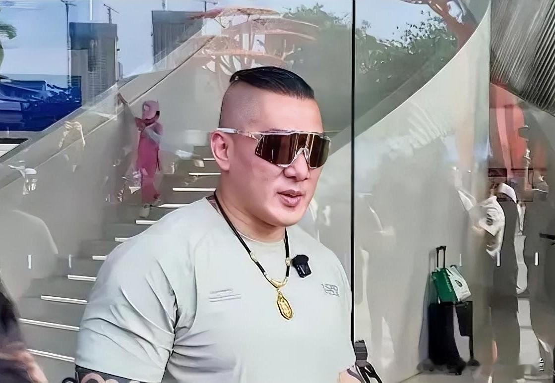 用人不疑，疑人不用！
咱对馆长的态度，其实不用纠结那些杂音——人家明说下周要去内