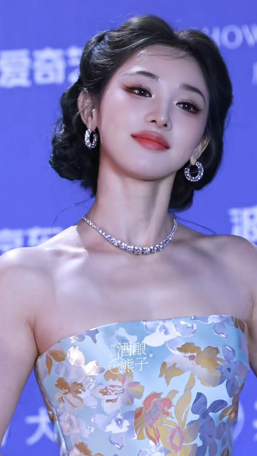 北影节红毯刷到彭小苒真的眼前一亮，好久没看到这么惊艳的她了～ 