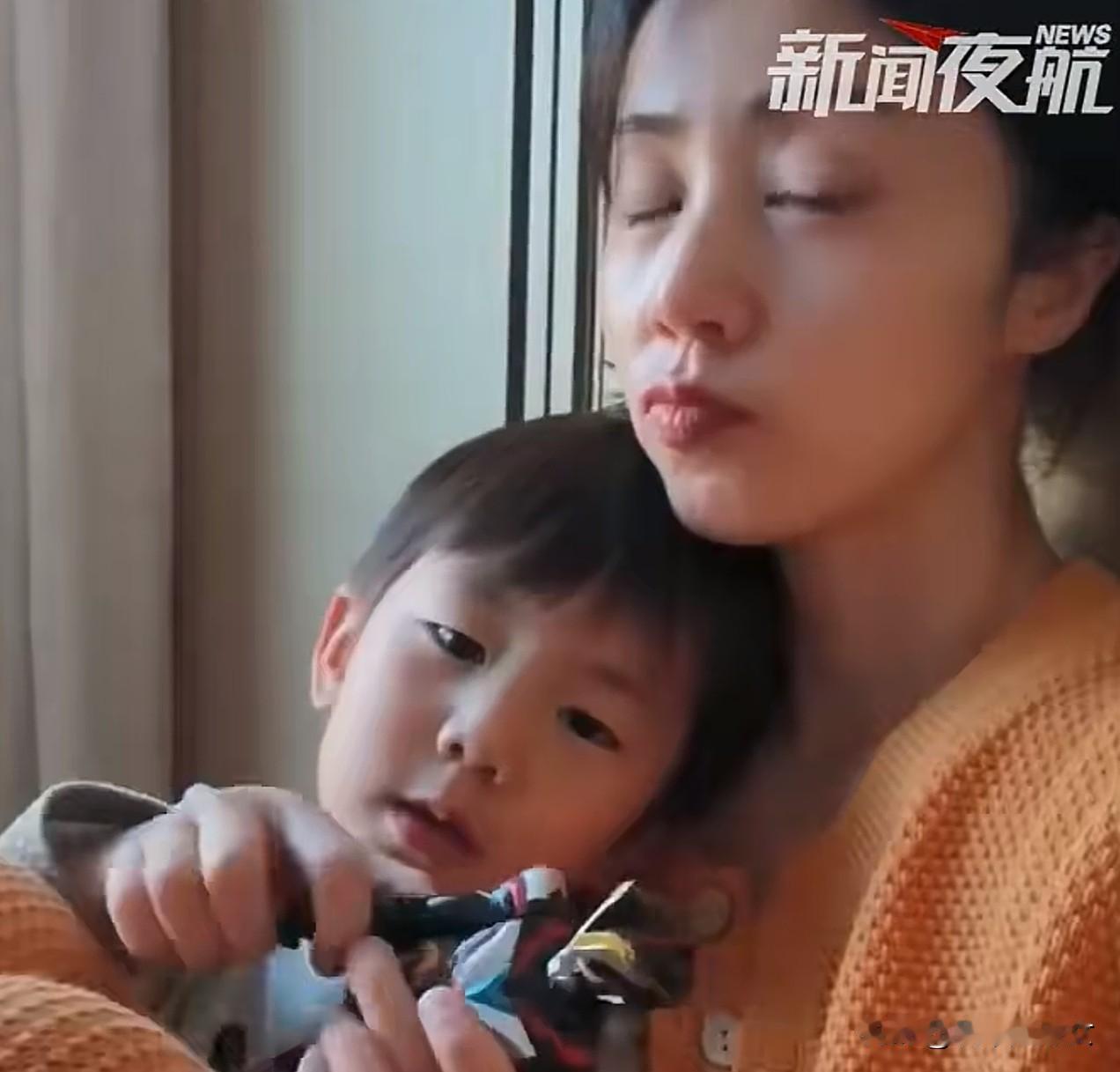 实话实说，
黄磊小儿子的长相单拎出来，
放普通人堆里绝对算是不错的。可当你知道他