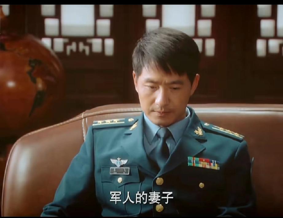 别再瞎猜了，军龄23年的副师职上校，资历章只有三排不是“异常”，而是新规。
过去