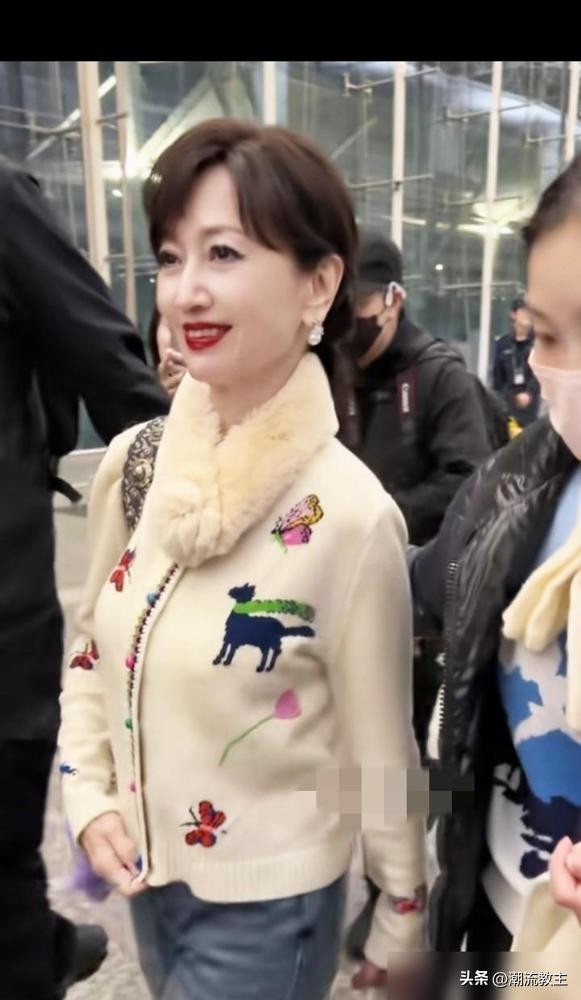 赵雅芝一条旧皮草围脖，愣是穿出了高级感，直接把另一边刘晓庆的大花袄干沉默了。