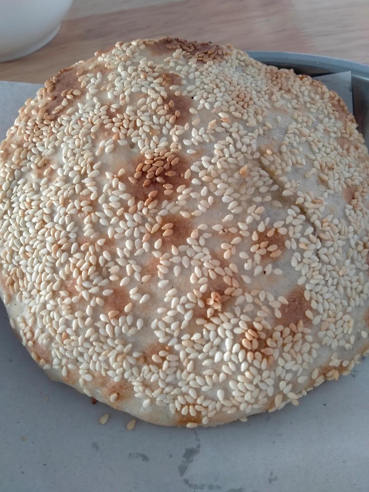 不对，这个是烧饼，看图//@李必吟:火烧又叫烧饼，好吃得很[抠鼻][笑哭]三个管