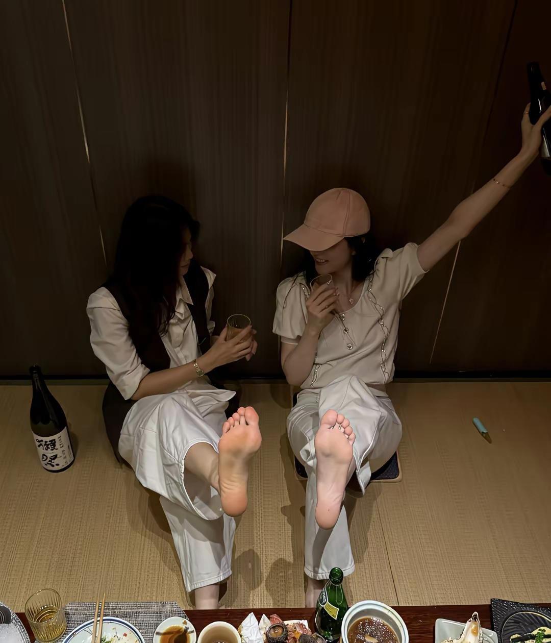 刷到一段饭桌视频，一男子把鞋一蹬，脚丫子直接抬到膝盖，脚底板对着满桌菜，旁边人低