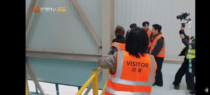 李佳琦的眼睛也是尺合伙人李佳琦在合伙人里观察力超强，眼睛自带精准标尺，细节把控拉