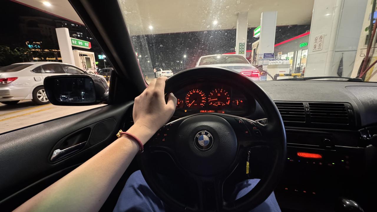 就刚刚今日白天
我还笑别人去油站这些高消费场所
每次广播缴费金额的时候
我听着都