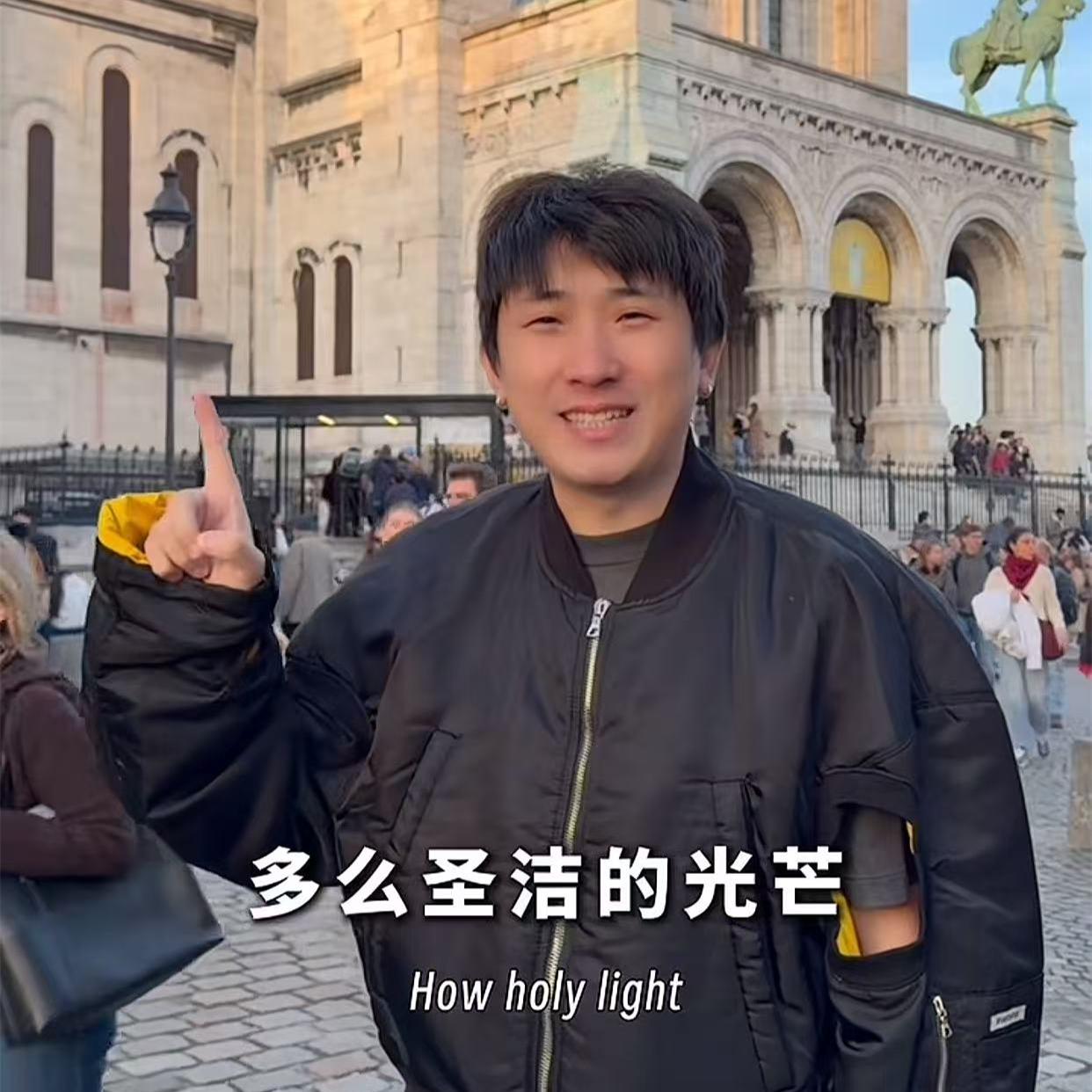 尚九熙现身巴黎街头，抱着路灯杆子玩起了行为艺术！每年尚九熙都会飞几次欧洲，都会分