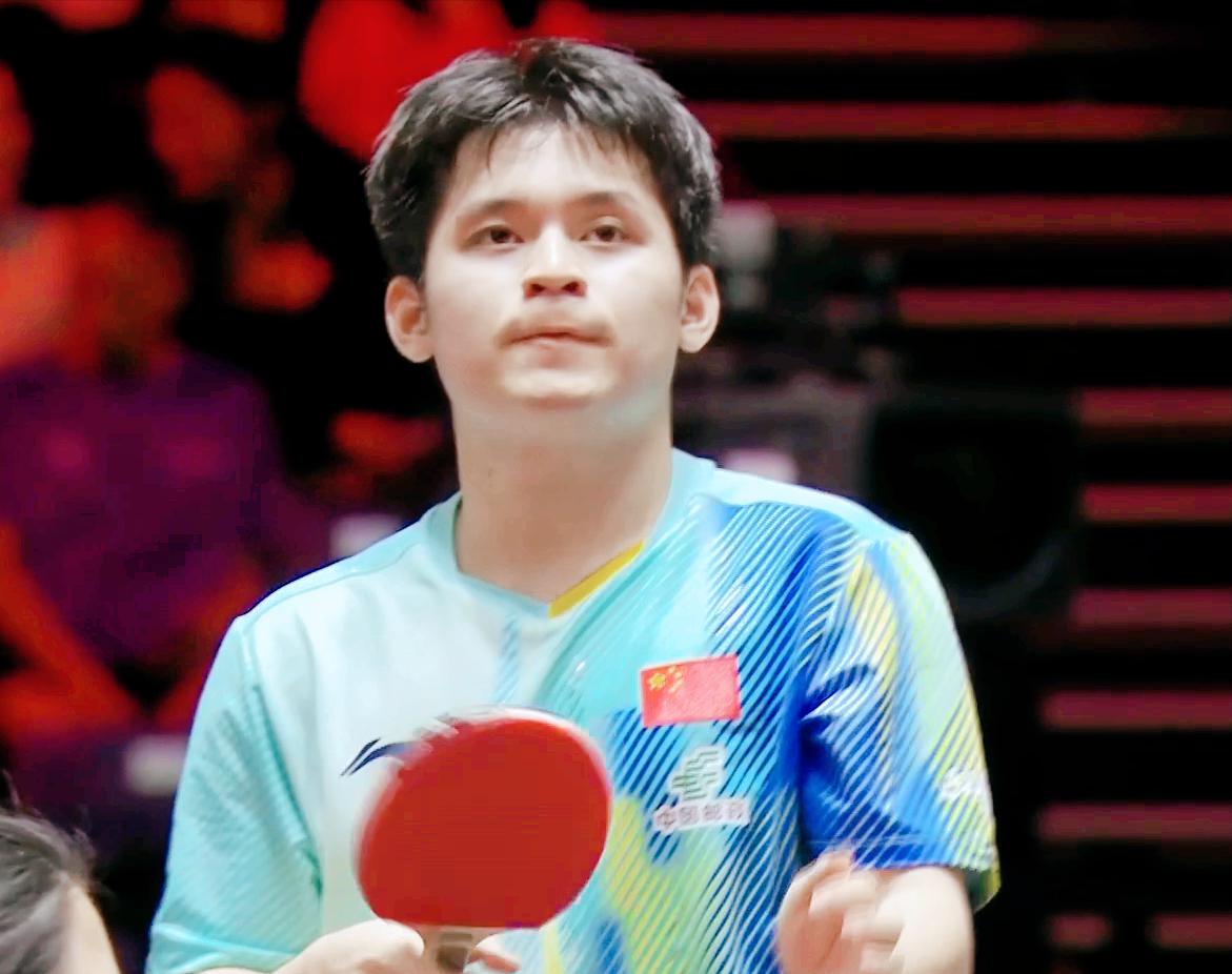 戏剧的一幕来了！小布愤怒了！

林诗栋发球，
小布已经抢攻得分，
此时裁判叫停了